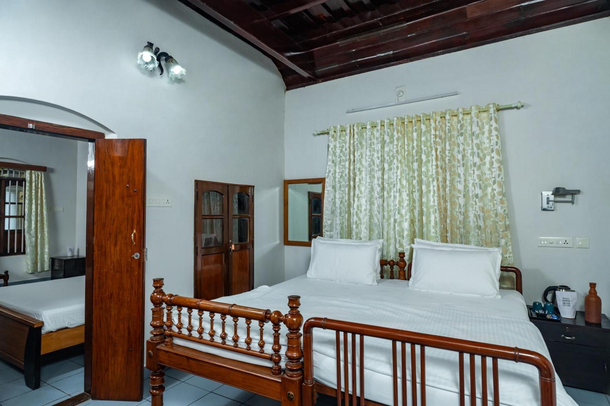 Babira Brookside Heritage Resort 쿠마라콤 외부 사진